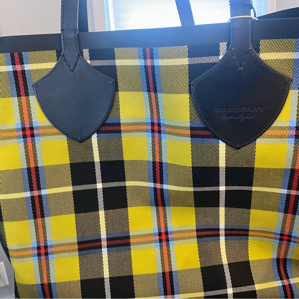 NWT Authentic Burberry Reversible Giant Tote - Picture 2 of 5